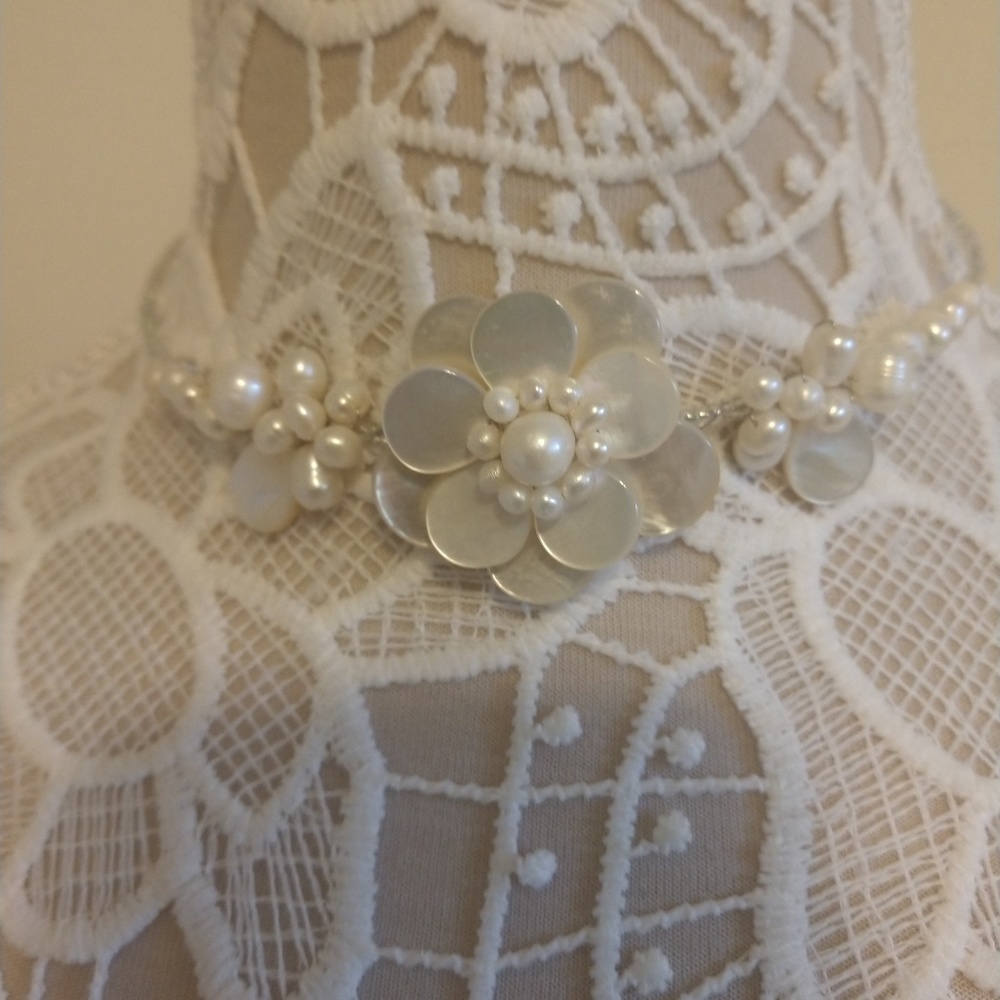 Pearl flower choker